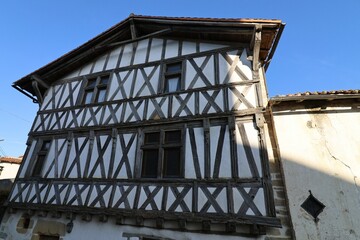 Fototapeta na wymiar Maison typique, vue de l'extérieur, village de Charroux, département de la Vienne, France