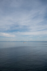 Obraz premium Ausflugsschiff auf Bodensee vor schneebedeckten Alpen