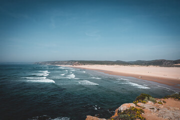 Fototapeta na wymiar Küstenlandschaft mit Felsen und Meer