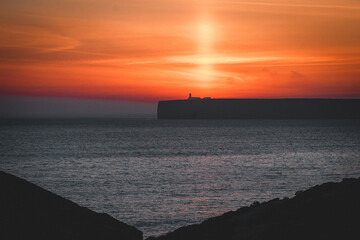 Fototapeta premium mystischer Sonnenuntergang am meer mit einem Küstenabschnitt 