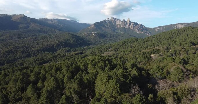 Vue a&eacute;rienne dans l'apr&egrave;s-midi des aiguilles de Bavella depuis Zona, Corse, France