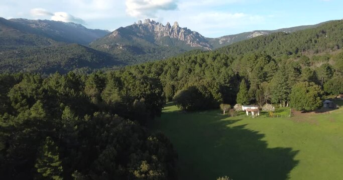Vue a&eacute;rienne dans l'apr&egrave;s-midi des aiguilles de Bavella depuis Zona, Corse, France