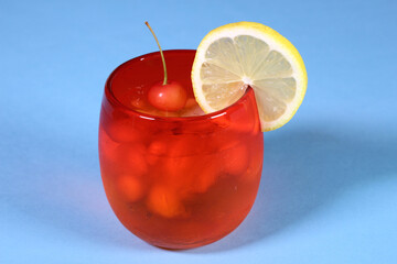 グラスに入った氷水　