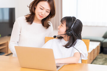 パソコンで勉強する親子　通信学習