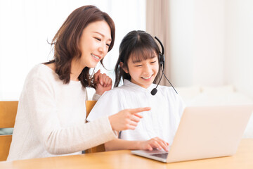パソコンで勉強する親子　通信学習