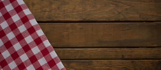 Obraz premium Mesa de madera con mantel rojo