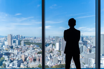 高層ビルを眺めるビジネスマンの背中 © taka