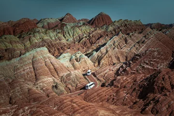 Crédence de cuisine en verre imprimé Zhangye Danxia Deux bus traversant la route du désert le long des montagnes arc-en-ciel chinoises du parc géologique national de Zhangye Danxia