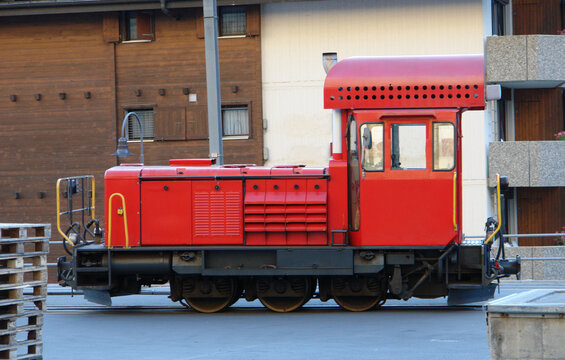 マッターホルンゴッタルド鉄道のクラシカルなでディーゼル機関車