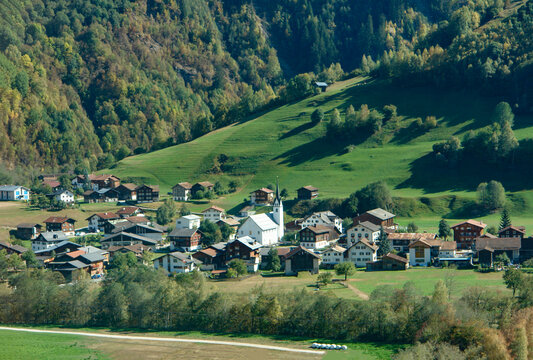 氷河特急の車窓の風景、牧歌的なスイスの村