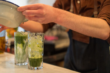 chá gelado matcha, com gelo.
drinque tropical verde.
