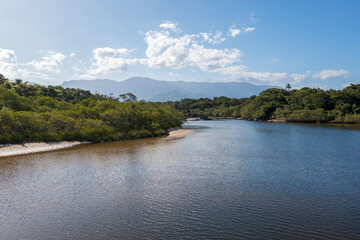 imagem aerea de um grande rio limpo 