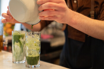 chá gelado matcha, com gelo.
drinque tropical verde.
