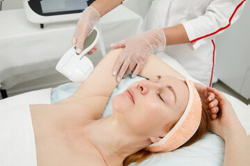 Obraz na płótnie Canvas A woman undergoes an anti-cellulite procedure in a cosmetology clinic.