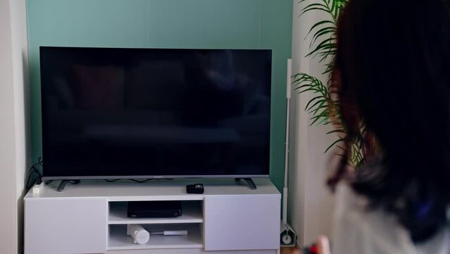 テレビゲームで遊ぶ女性