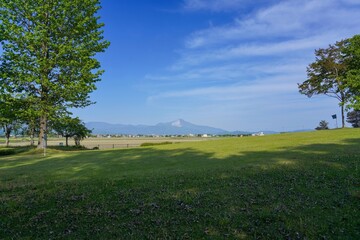 青空バックに見る春の伊吹山の情景＠滋賀