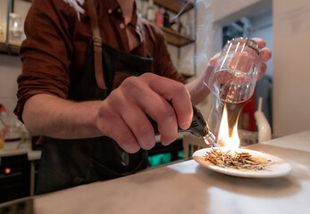 barman fazendo coquetel negroni com fogo 
