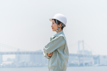 ヘルメットを被った日本人女性