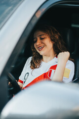 Mujer celebrando un gol sentada en su automóvil, Concepto de Futbol y personas.