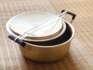 紐で結んだアルミ鍋