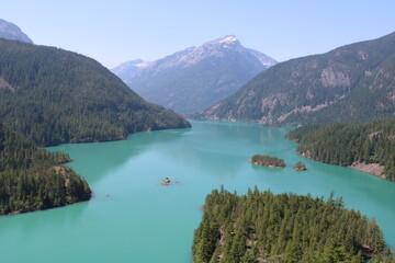 Fototapeta na wymiar Bright blue lake in northern cascades