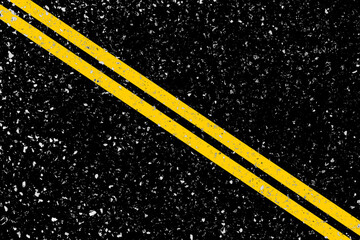 Double lignes jaunes en diagonale sue asphalte 