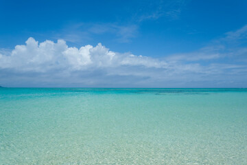 Fototapeta na wymiar 久米島はての浜から見る透明な海