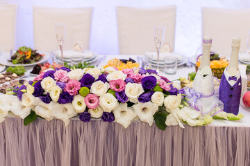flower arrangement on the wedding table in the banquet hal