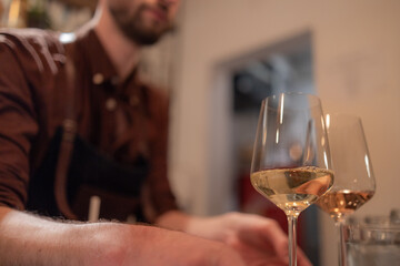 barman entregando taça de vinho branco