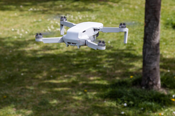 Drohne fliegt über eine Wiese