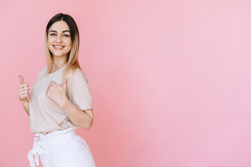 A woman on a pink background shows the class with her hands and looks at the camera.