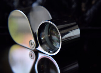 Gem illuminator, diamond binoculars for viewing gems.