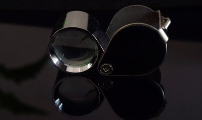 Gem illuminator, diamond binoculars for viewing gems.