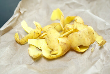 épluchures pommes de terre sur sachet kraft