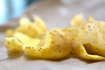 épluchures pommes de terre sur sachet kraft