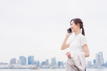 スマホで通話をするビジネスウーマン