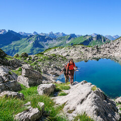 Wanderndes Paar am Koblatsee in den Allgäuer Hochalpen