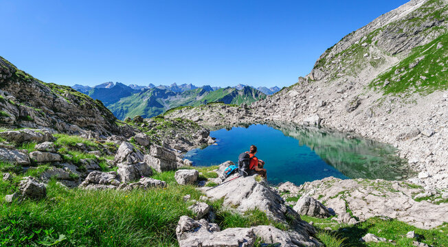 Zwei Wanderer genie&szlig;en den herrlichen Ausblick in die alpine Bergwelt des Allg&auml;us