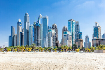 Plage de jumeirah de Dubaï avec des gratte-ciel de marina aux EAU