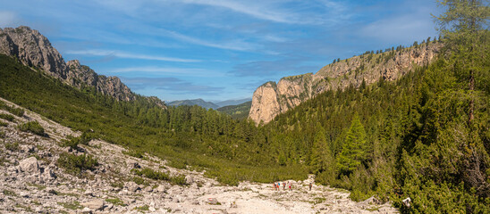 Aufstieg, Val De Chedul, Langes Tal, Morgenstimmung, Wiese, Wanderweg, Sonnenschein, Licht, Stimmung, Tiroler Alpen, Dolomiten, Gipfel, Fels, Stein, Tagestouristen, Tourismus, Familien, Kinder, Sport