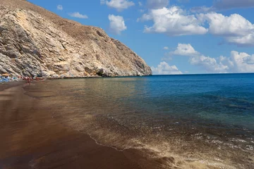 Fototapeten Schwarzer Strand in Perissa auf der Insel Santorini, Spanien © santosha57