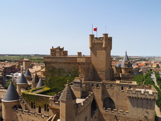 Olite con su Palacio Real, palacio de los reyes de Navarra. Espa&ntilde;a.