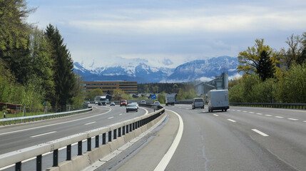 Trafic sur l'autoroute avec montagnes en arrière-plan