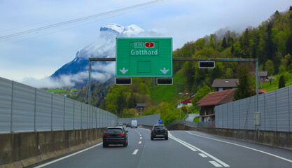 Autoroute avec panneau d'indication vers le tunnel du Gotthard
