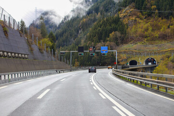 Entrée de tunnel sur l'autoroute en Suisse-Centrale