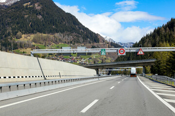 Montagne et panneaux sur l'autoroute au Tessin