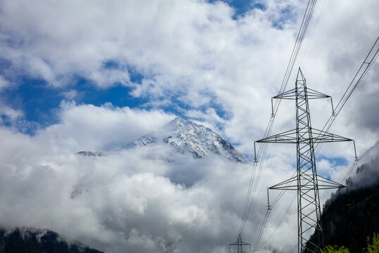 Sommet montagneux du Bristen avec des poteaux électriques