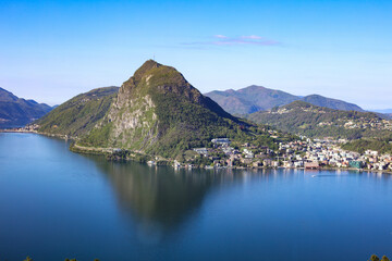 Vue panoramique du Monte Salvatore avec le lac de Lugano parfaitement calme