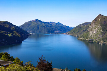 Fototapeta na wymiar Vue panoramique du lac de Lugano