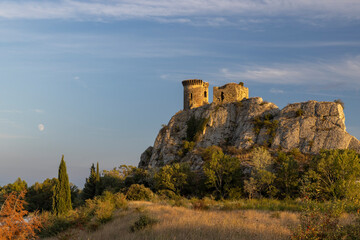 Fototapeta premium Chateau de l´Hers ruins near Chateauneuf-du-Pape, Provence, France